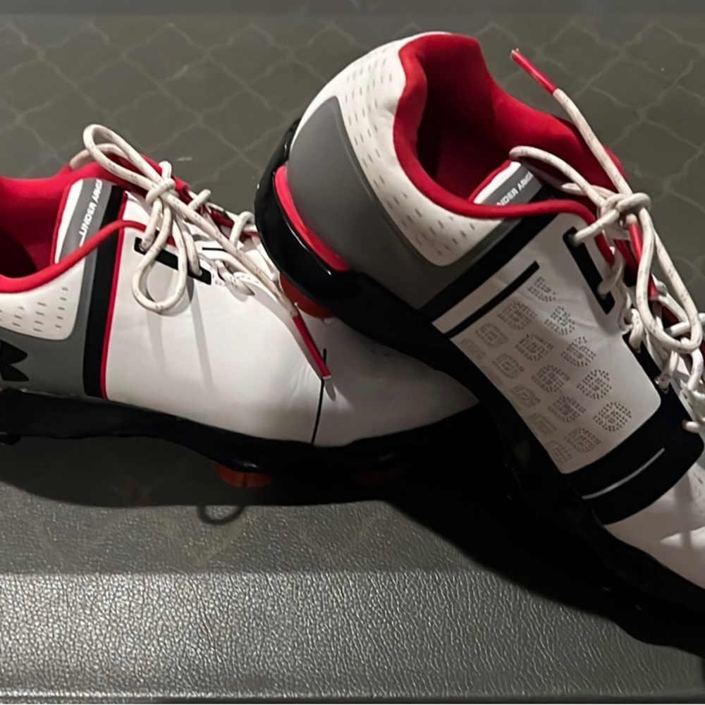 Under Armour youth golf cleats pre owned